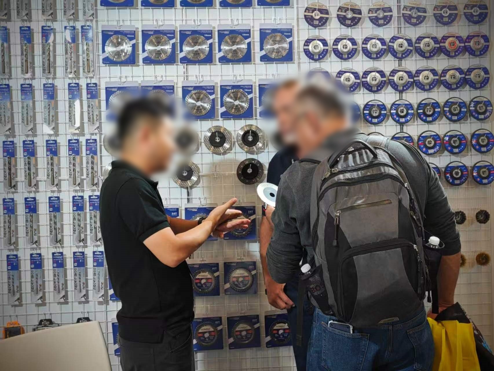 Product talk with buyers at the EXTRACUT booth, Guadalajara