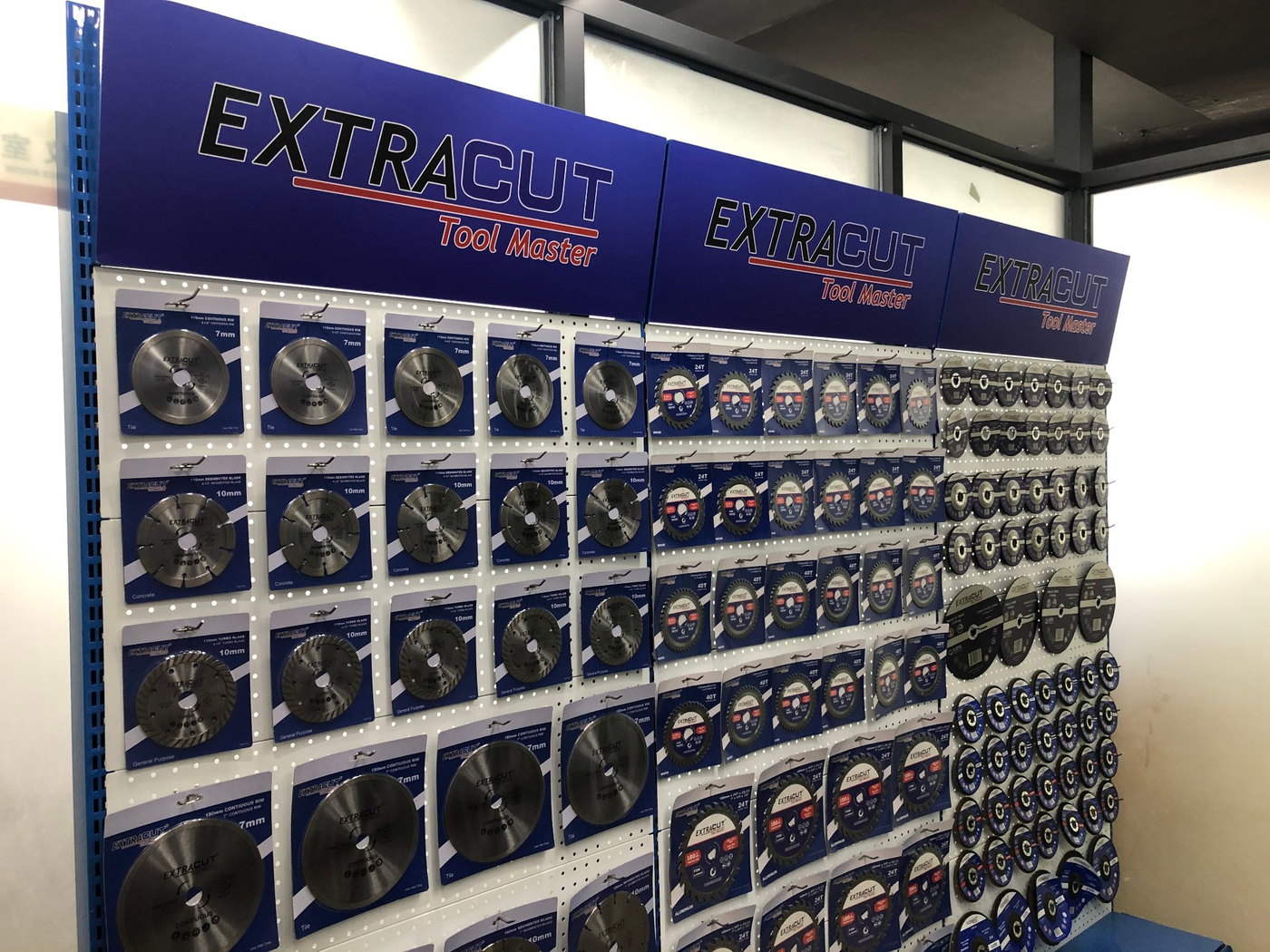EXTRACUT display wall of blister-packed diamond saw blades