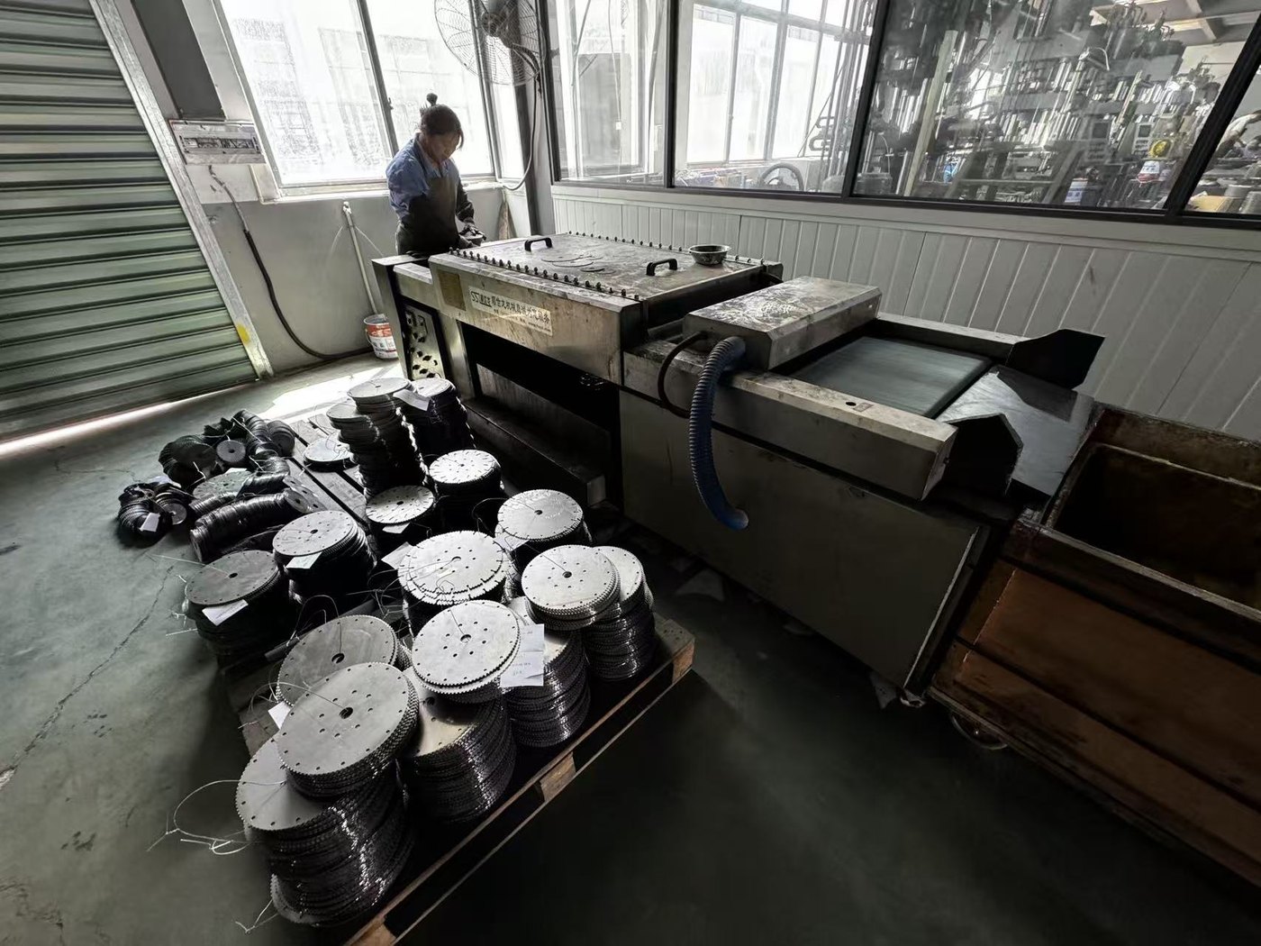 Blade body washing machine with stacks of steel blade cores waiting to be cleaned